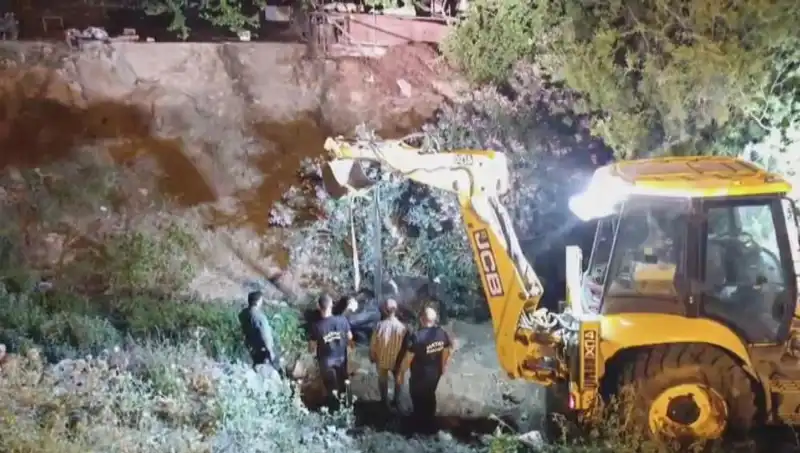 Hatay’da İneği Kurtarmak İçin Yerel Halk ve Ekipler Seferber Oldu!