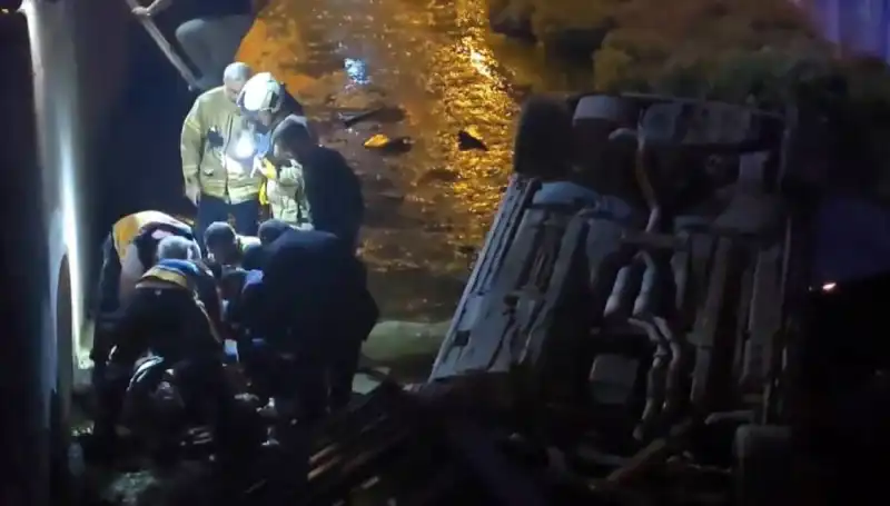 Yaralıyı İtfaiye Çıkardı, Sürücü Kaza Yerinden Kaçtı!