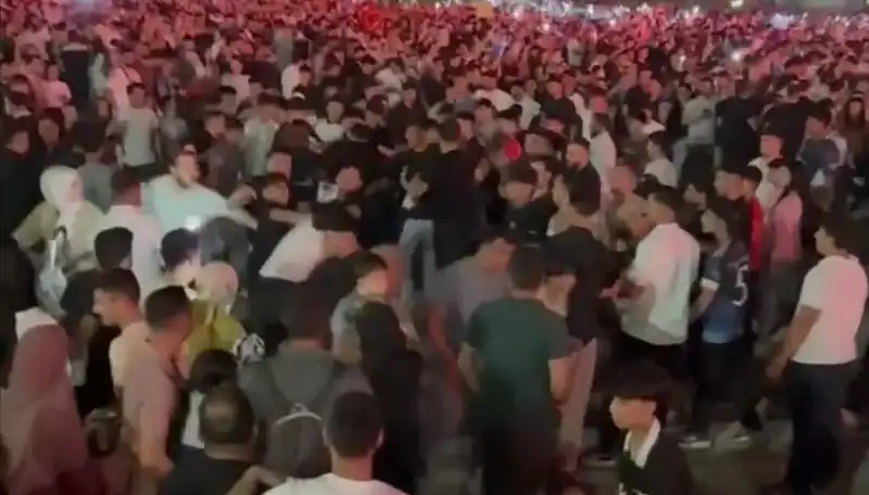 Konserde Çıkan Bıçaklı Kavga, Üç Genç Hastaneye Kaldırıldı