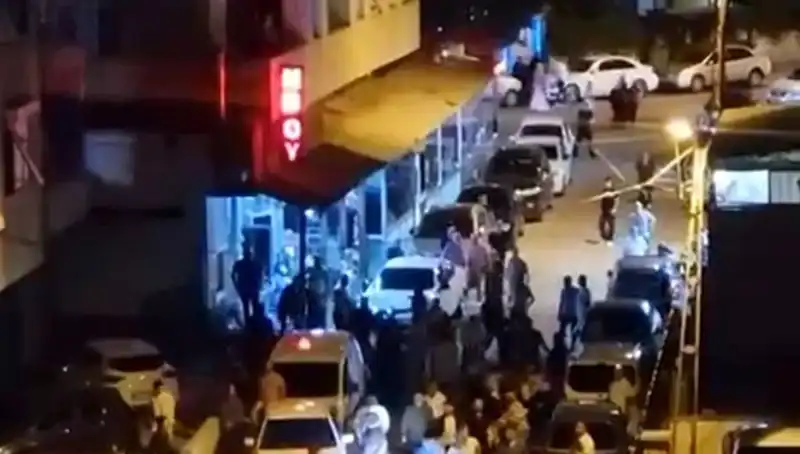 Düğün Çıkışı Şok: Araç Kalabalığın İçine Daldı, Sosyal Medya Alev Alev!