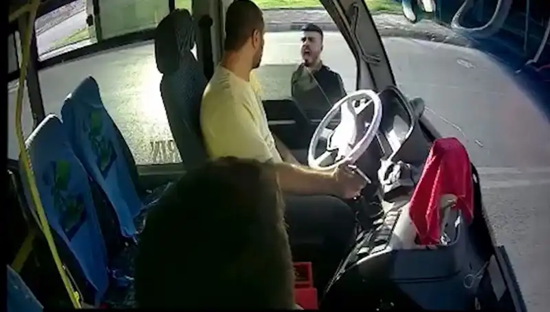 Antalya'da Şok Olay: Otobüs Şoförüne Bıçakla Saldırı Gerçekleşti