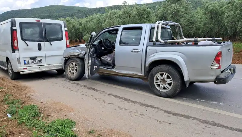Bursa’da Minibüs ve Kamyonet Çarpıştı: 2 Yaralı, Kaza Anı Dehşet Vericiydi