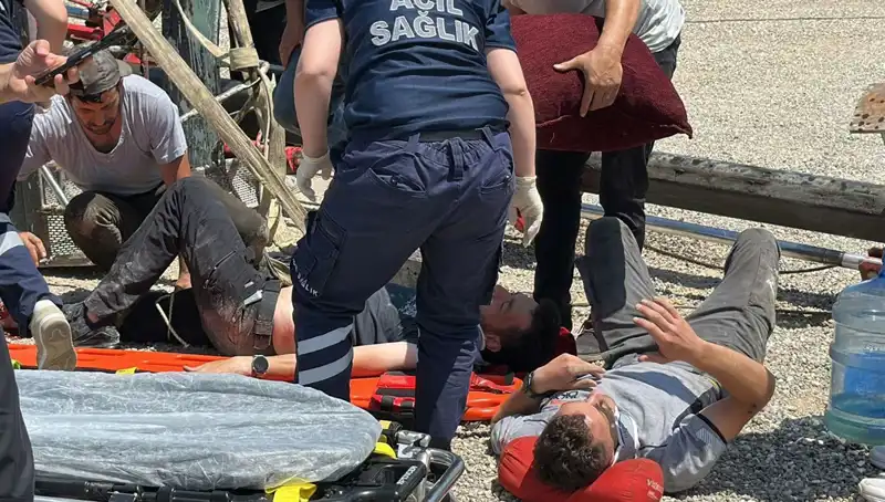Vinç Devrilirken Bayrak Asmaya Çalışan İşçiler Yaralandı!