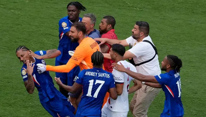 Dev Finalin Ardından Şok Eden Olay: Teknik Direktör Futbolcuya Yumruk Attı!