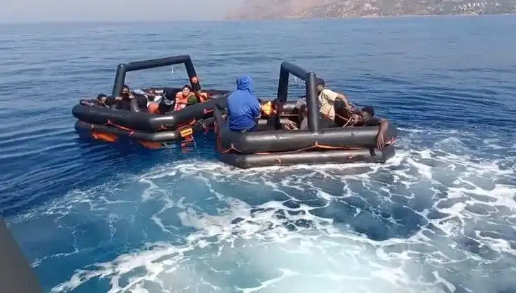 Ayvacık'ta Denizde Tehlikeye Atılan 19 Kaçak Göçmen Kurtarıldı