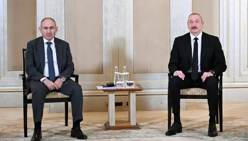 Aliyev ve Paşinyan Abu Dabi'de Barış Görüşmeleri İçin Buluştu