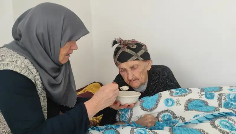 102 Yaşındaki Kezik Nine: Hayatının Sırrını Aynı Besinde Buldu!