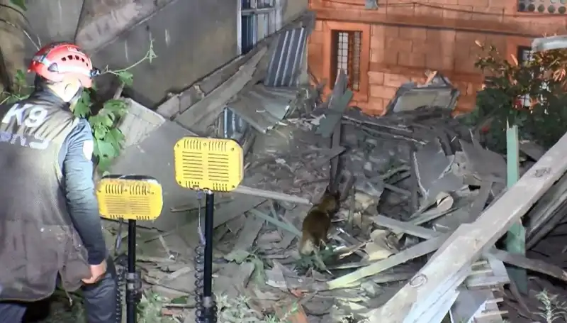 İstanbul'da Depremde Hasar Gören Bina Çöküşü Şehirde Panik Yarattı