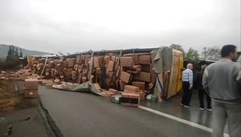 TEM Otoyolu'nda TIR Devrildi: Trafik Felç Oldu, Ankara Yolu Kapatıldı!