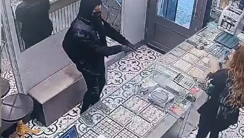Soygun Girişimi Çuvalladı: Dolaba Sıkışan Hırsız İfşa Oldu