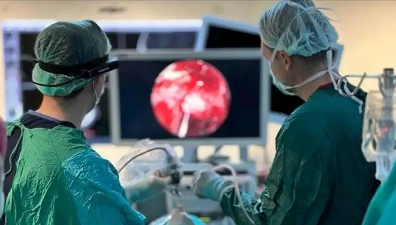 Lazer Ameliyatı İçin Para İsteyen Cerrah Suçüstü Yakalandı