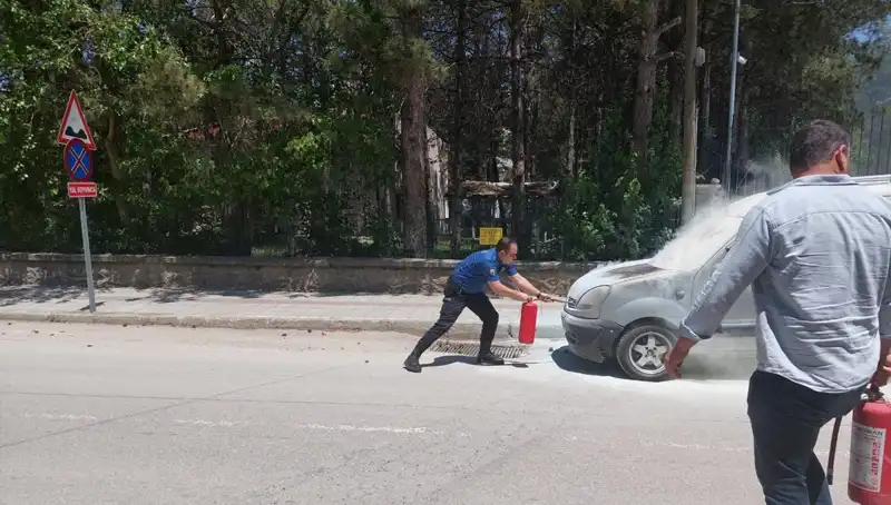 Emniyet Binasının Önünde Alev Alan Araç, Polisi Alarm Etti