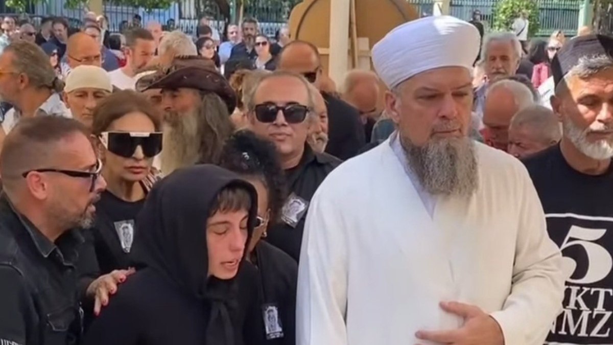 Ahu Tuğba'nın Eski Rol Arkadaşı Meriç Erkan, Cenazeye Katıldı