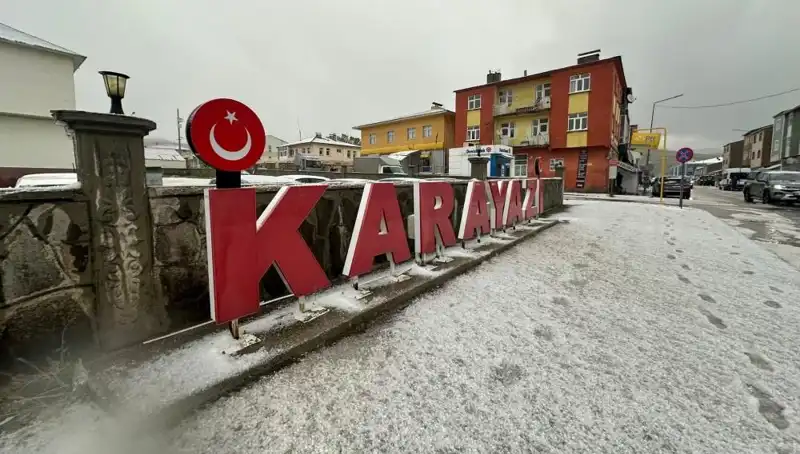 Temmuz Ayında Yağan Kar, Sürücüleri Biranda Beyaz Bir Dünyaya Sürükledi