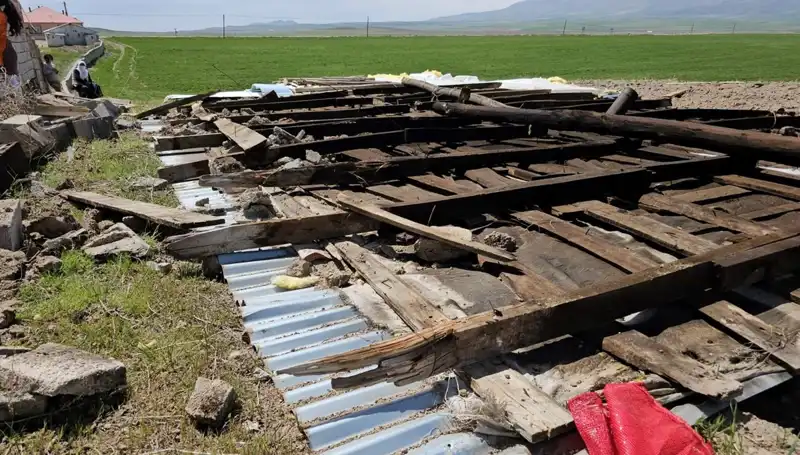 Bitlis’te Şiddetli Fırtına: Çatılar Havada Uçuştu, Zarar Büyüdü!