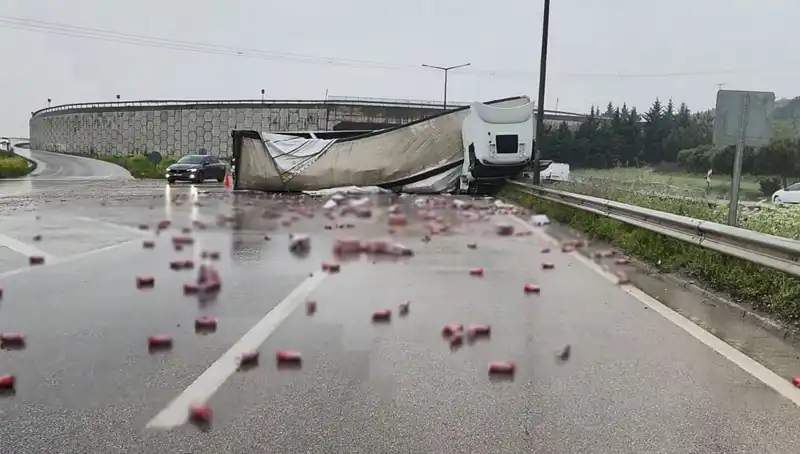 TIR Devrildi, İçki Şişeleri Yola Saçıldı: Olay Yerinde Neler Yaşandı?