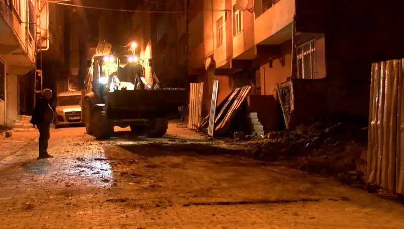 Bağcılar'daki Tehlikeli Bina Boşaltıldı: Yana Yatmanın Ardındaki Sebep Ne?