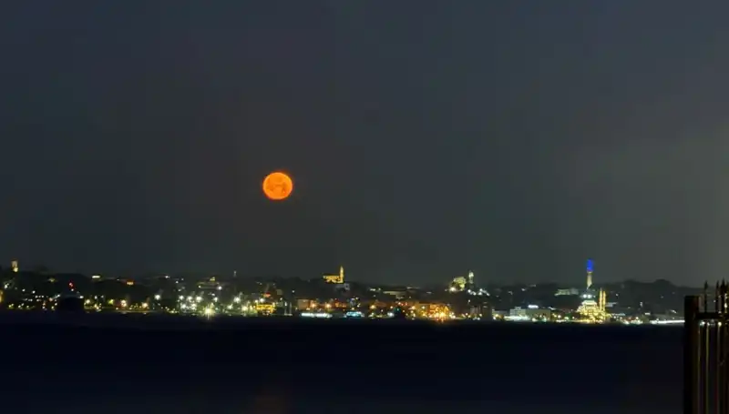 İstanbul Semalarında Çilek Dolunayı: Eşsiz Manzaralar ve Fotoğraf Şöleni