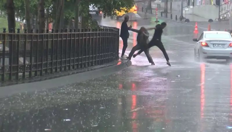 İstanbul ve İzmir İçin Meteorolojiden Şok Uyarı: Turuncu Kodlu Alarm Geldi!