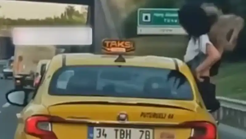 TEM'de Taksinin Camında Duran Gençlerin Akılalmaz Görüntüsü Sosyal Medyayı Salladı