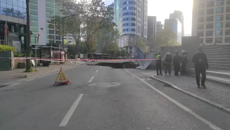 Sarıyer'de Yol Çökmesi Sonrası Cadde Trafiğe Kapatıldı!