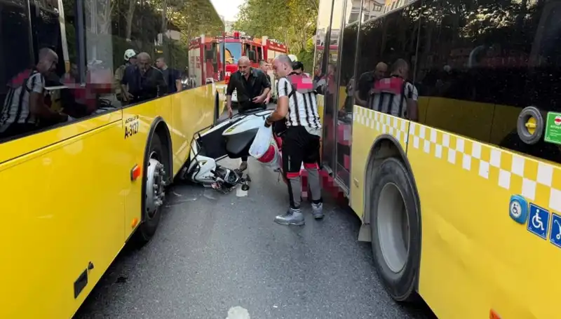 İstanbul'da Motosiklet, İETT Otobüslerinin Arasında Sıkıştı: Kaza Anı Kamerada