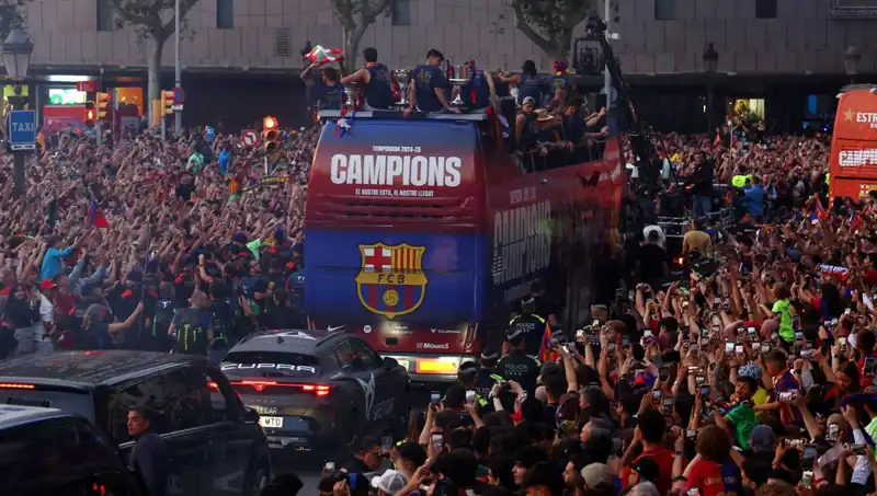 Barcelona Futbolcuları Selçuklu Camisinde Taraftarlarıyla Buluştu