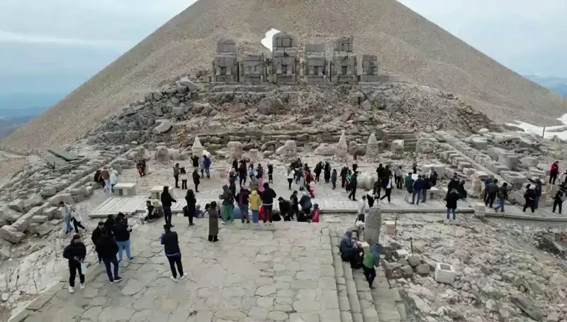 Bayramda Nemrut Dağı'nda Ziyaretçi Akını: Yoğun Kalabalık Görsel Şölen Yarattı