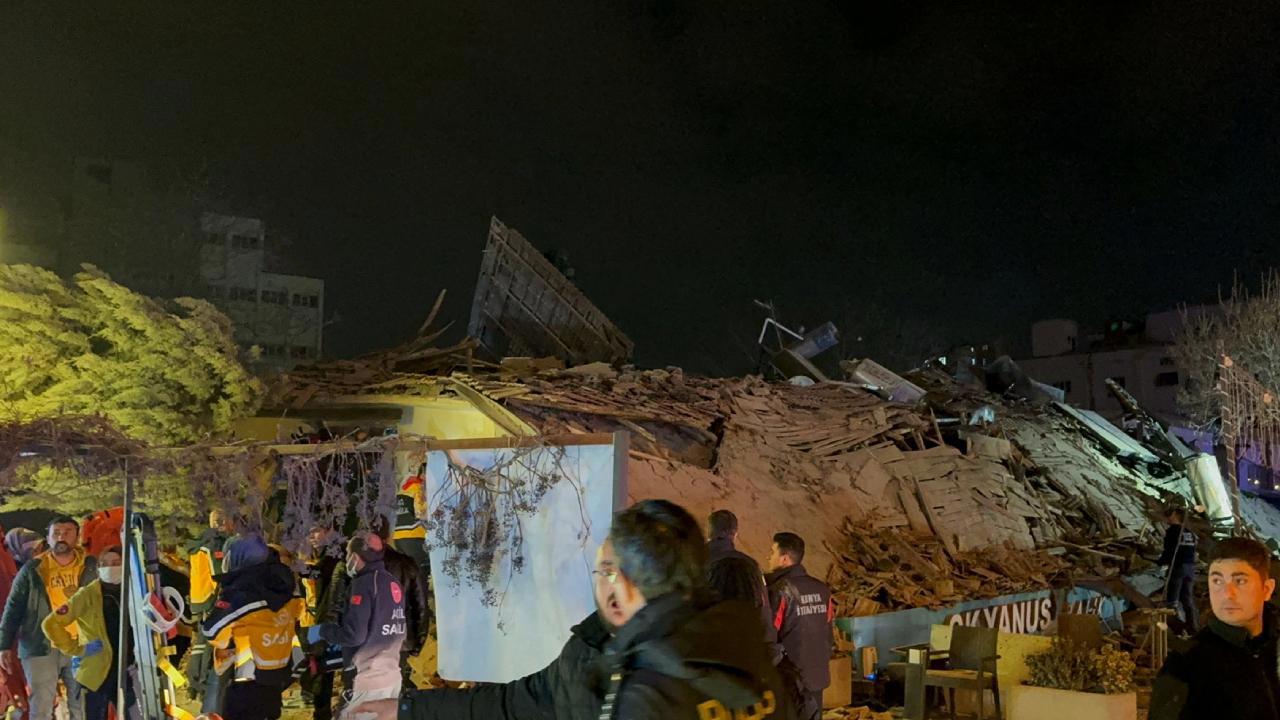 Konya'da Şiddetli Deprem Sonucu 3 Katlı Bina Çöktü