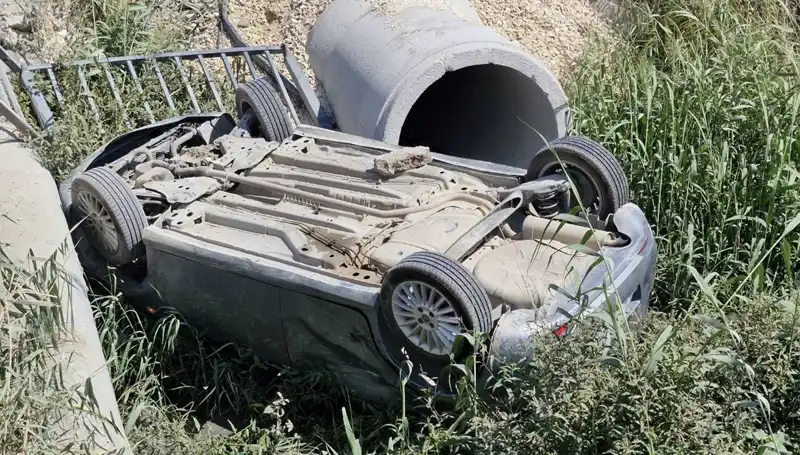 Pikap ile Çarpışan Araç Su Kanalına Devrildi, İki Yaralı Var!