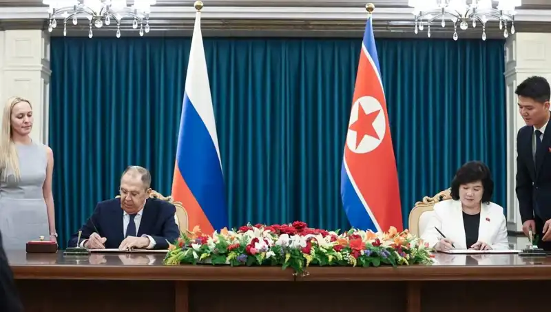 Rusya ve Kuzey Kore Arasındaki Diplomat İlişkileri Derinleşiyor: Lavrov'un Kritik Temasları