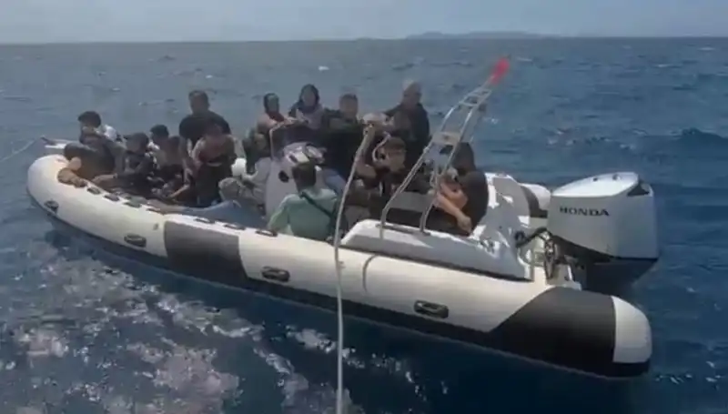15 Düzensiz Göçmen, Tehlikeli Yolculuğun Ardından Kurtarıldı