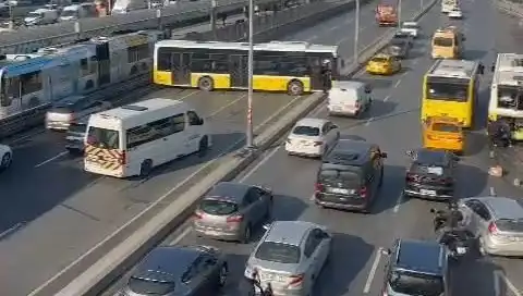 İETT Otobüsünün Karıştığı Kazada Trafik Felç Oldu