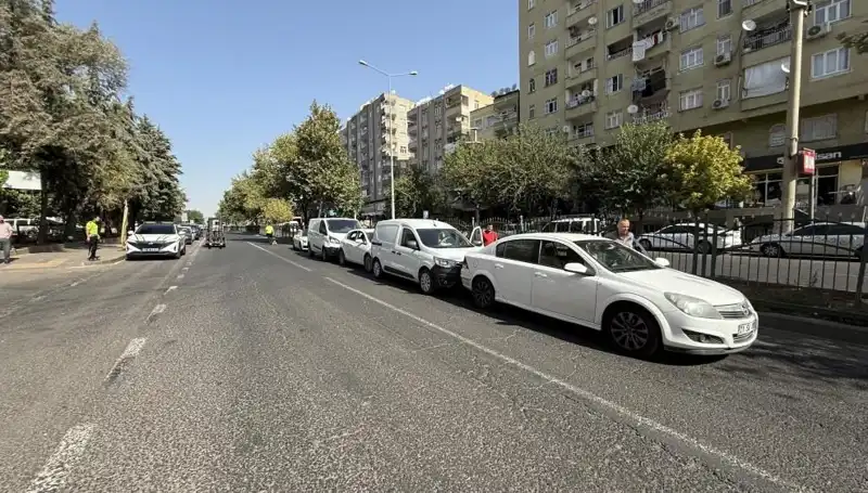 Diyarbakır'da 5 Araç Zincirleme Kazaya Karıştı: Son Durum Ne?