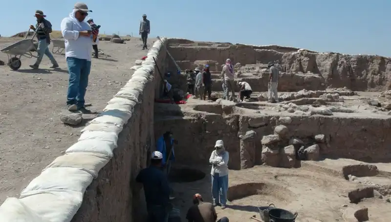Kilis'teki Oylum Höyük'te Yaz Sıcaklarına Rağmen Kazı Çalışmaları Devam Ediyor