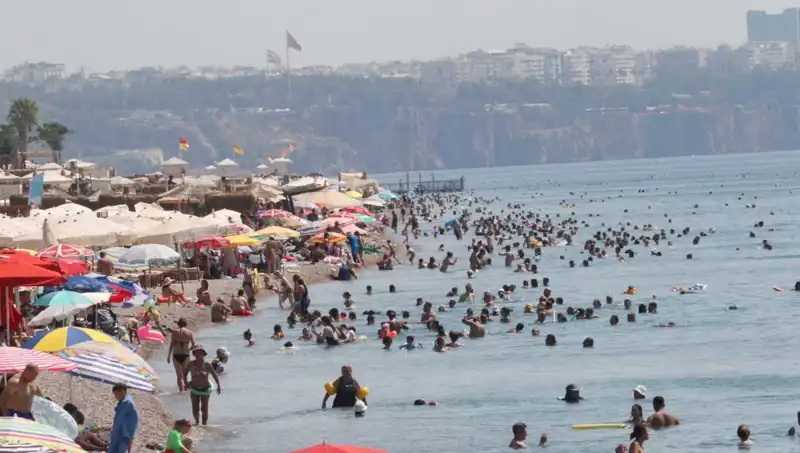 Antalya'da Sıcak Deniz: Yazın Keyfini Çıkarın!