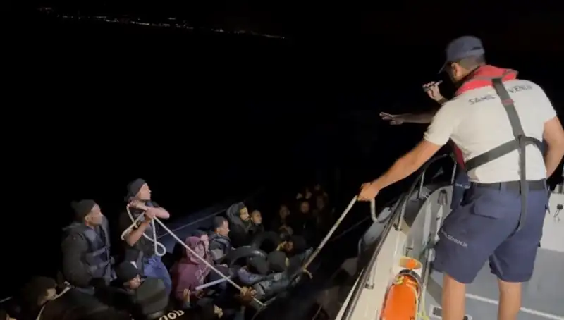 Çeşme'de Faciadan Dönüldü: 42 Kaçak Göçmen Denizde Kurtarıldı