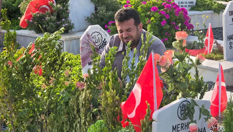 Deprem Şehitliğinde Buruk Bir Bayram Kutlaması: Anma ve Hatırlama Zamanı