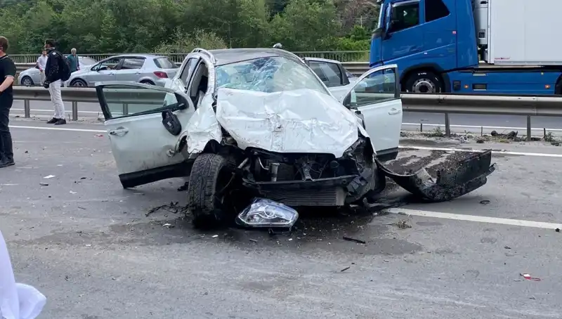 Trafikte Skandal Kaza: 3 Yaralı ve Yoğun Panik Ortaya Çıktı
