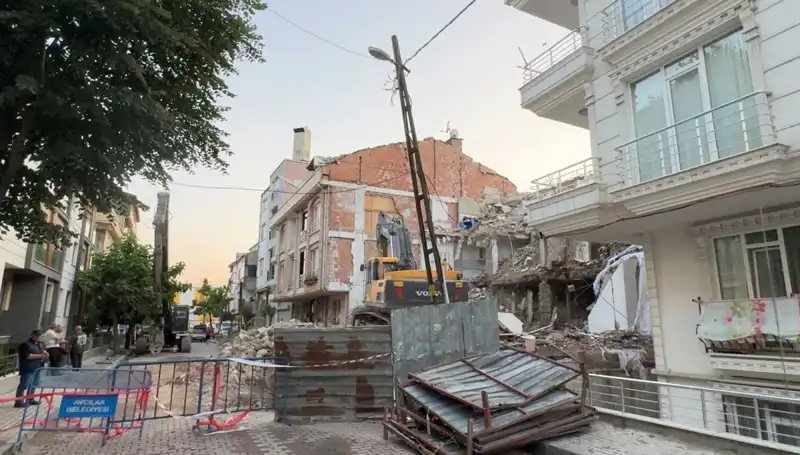 Yıkımın Ardından Karanlıkta Kalan Sokaklar: Elektrik Kablosu Kazası