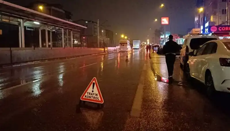 Bursa'da Kaza Sonrası Güvenlik Önlemi Alan Polise Çarpan Kamyonet Şok Etti