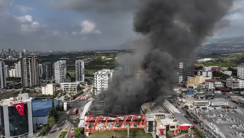 Mersin'de Fabrika Yangını: TOMA Müdahale Etti, Yangının Sebepleri Araştırılıyor