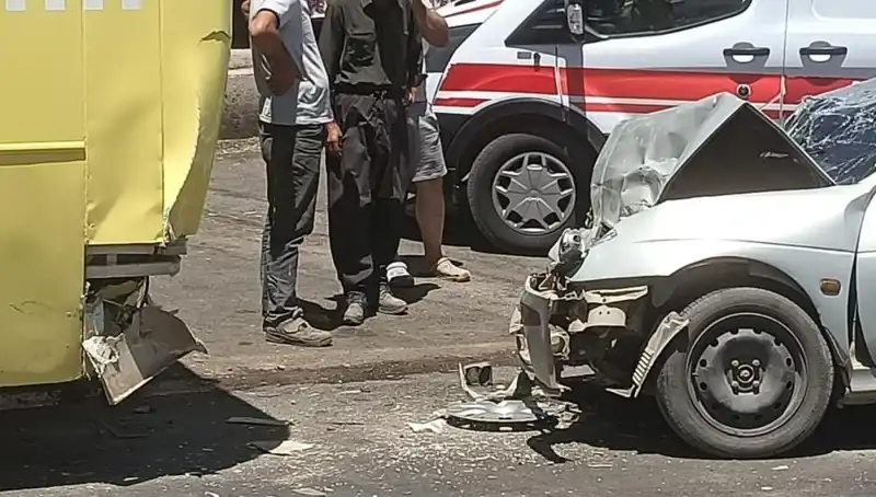 İstanbul'da Halk Otobüsü ve Araç Çarpıştı: 2 Yaralı Hastaneye Kaldırıldı