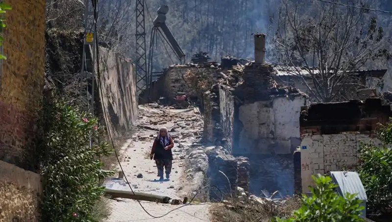 İzmir ve Bilecik’teki Yangınlar: 415 Bina Küle Döndü