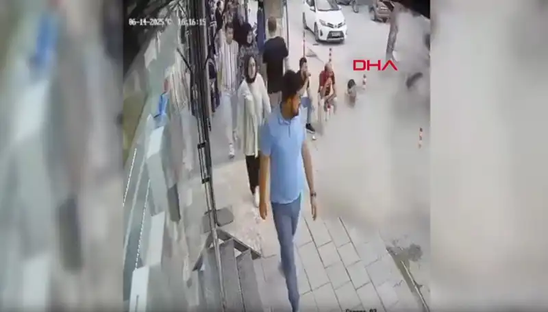 TIR Patlağı Şehri Sarsarak Geçti: Vatandaşlar Korku İçinde Zıpladı