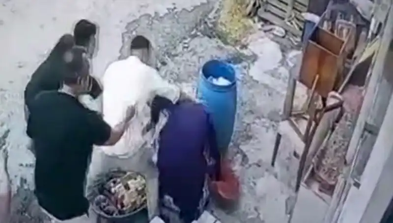 Başakşehir’de Baba-Oğulun Bidon Kavgası: 58 Yaşındaki Kadın Darbedildi