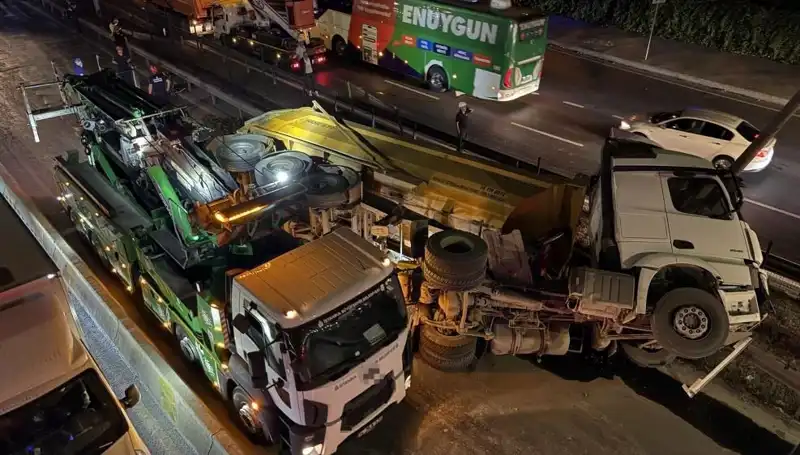 Moloz Yüklü Hafriyat Kamyonu Devrildi: Feci Kaza Ayrıntıları ve Sebepleri