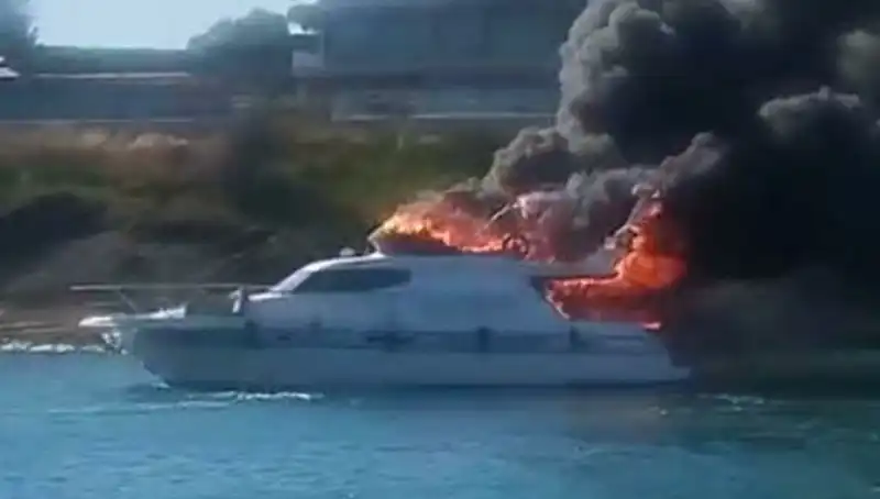 Çeşme Marina'da Yangın: Lüks Motoryat Alev Alev Yandı!