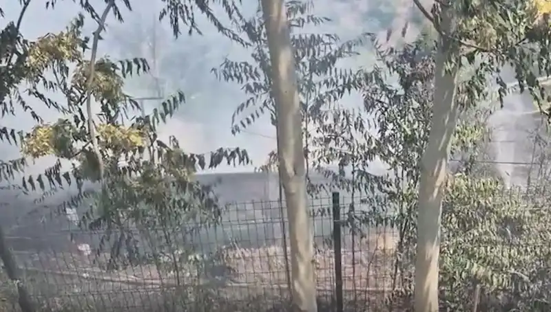 Sultangazi'de Ortaya Çıkan Yangın Gecekonduyu Tehdit Etti!