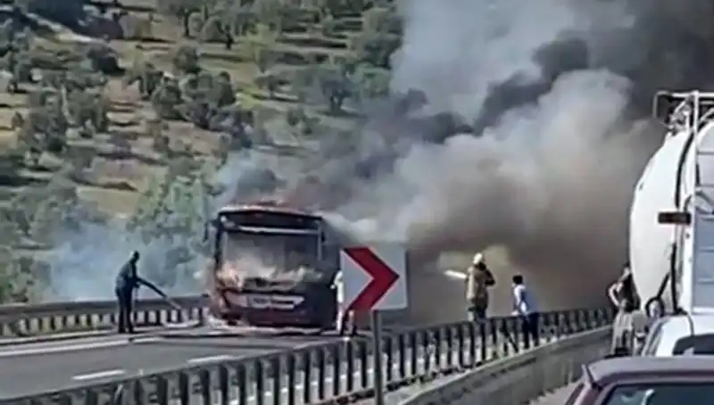 İzmir'de Belediyede Şok! Otobüs Alev Alev Yandı, Yolcular Güvenle Tahliye Edildi